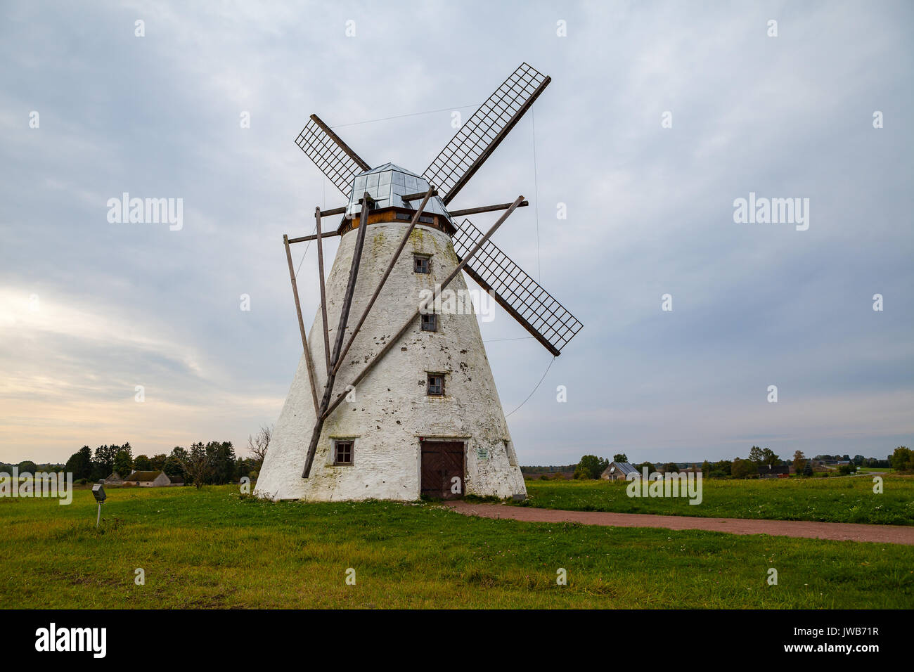 Moulin à vent en pierre blanche Banque de photographies et d’images à