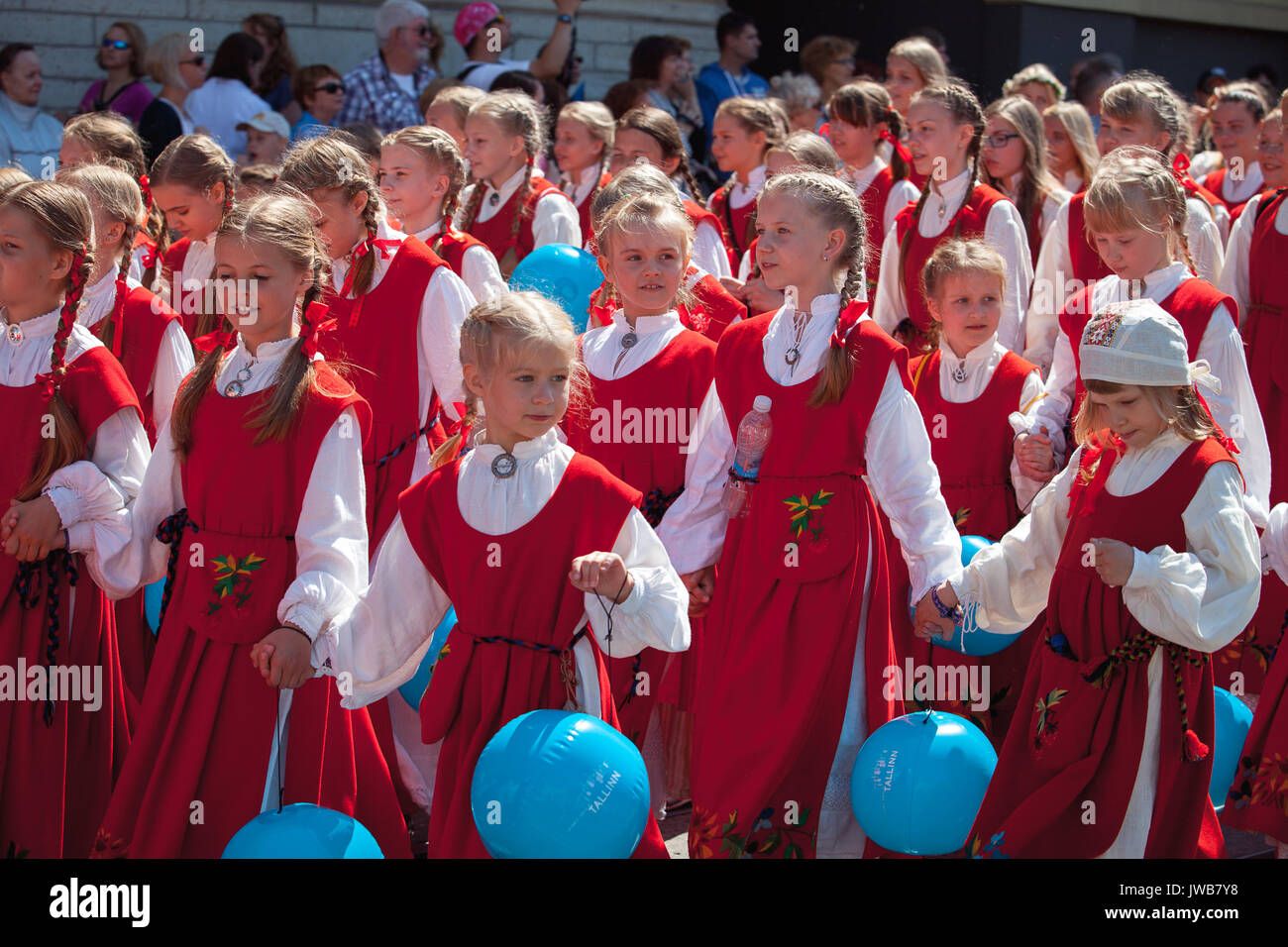 TALLINN, ESTONIE - 04 juil 2014 : Les gens en costumes de cérémonie de procession de la chanson estonienne et dance festival Banque D'Images