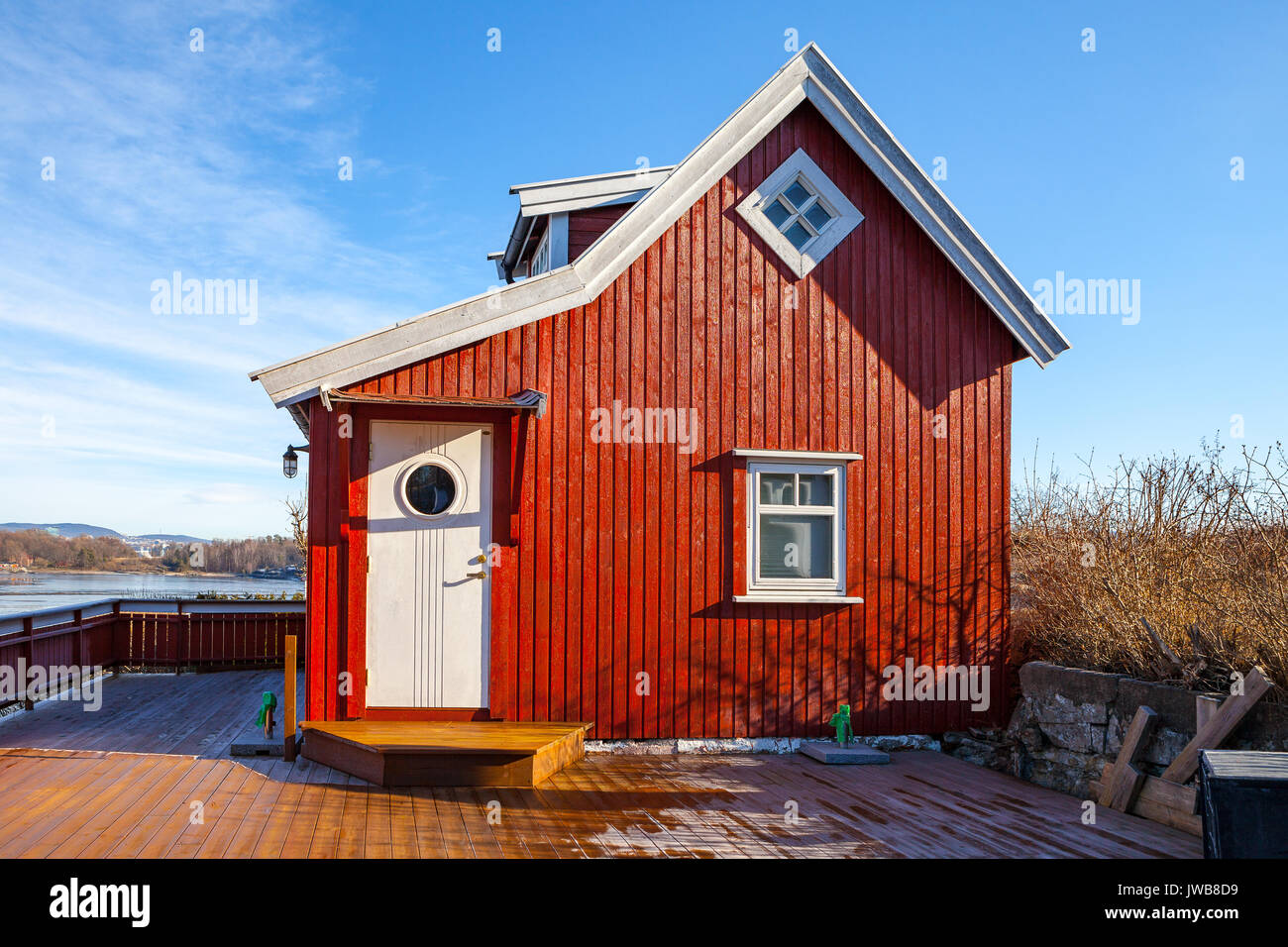 Chalet en bois rouge sur l'île, style norvégien Banque D'Images