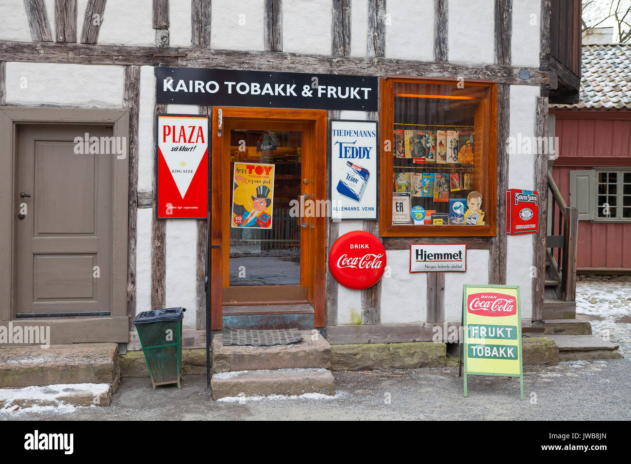 OSLO, Norvège - 28 févr. 2016 : Vintage boutique alimentaire ville norvégienne. Les anciens temps dans l'histoire du Musée de la culture norvégienne Banque D'Images