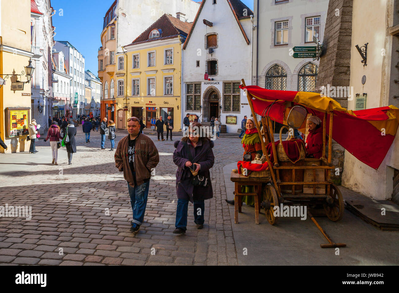 TALLINN, ESTONIE - 02 Apr 2016 : l'âge moyen en train de marcher le long des restaurants de la vieille ville Banque D'Images