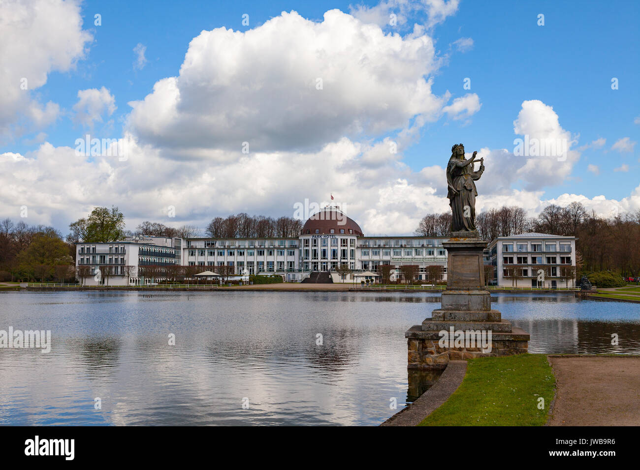 BREMEN, ALLEMAGNE - 17 Apr 2016 : Resort luxury white bâtiment de l'hôtel reflète dans l'eau de l'étang. Banque D'Images