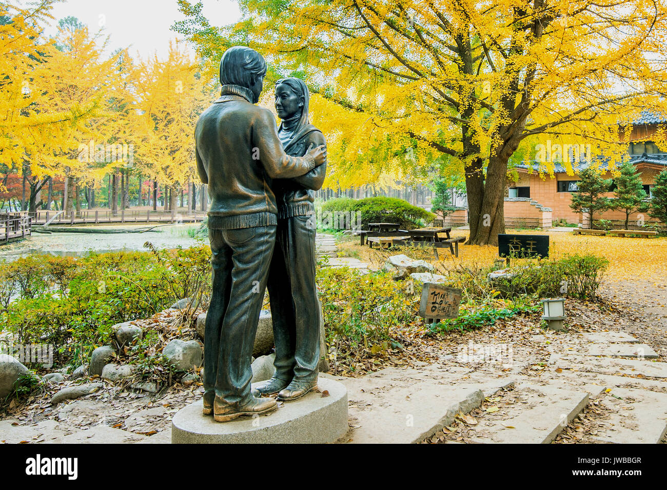 L'ÎLE DE NAMI, CORÉE - 25 OCT : la statue et les touristes à faire des photos de la beauté des paysages autour de l'Île de Nami octobre 25,2015 dans Séoul, Corée du Sud. Banque D'Images
