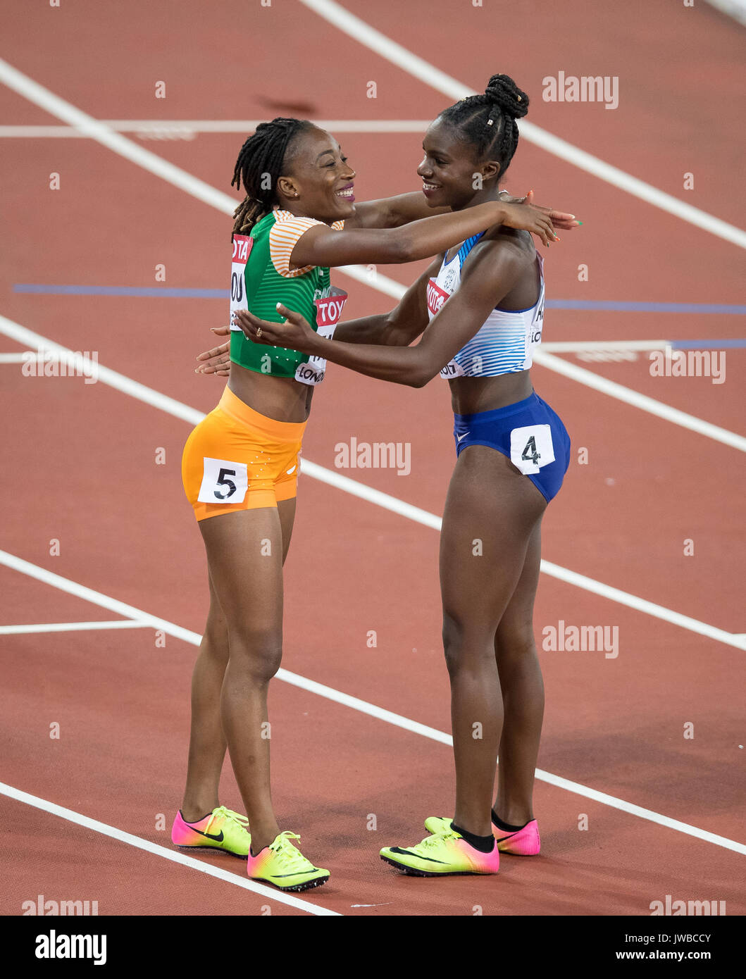 Dina ASHER-SMITH de GBR après avoir terminé 2e à sa chaleur de la demi-finale du 200m dans un temps de 22.73 (meilleure saison) est adopté par winner Marie-josée TA L Banque D'Images