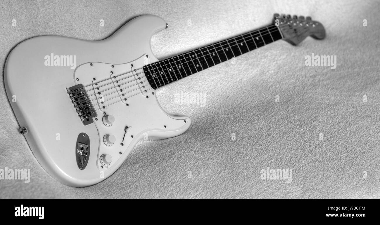 une guitare électrique sur fond blanc Banque D'Images