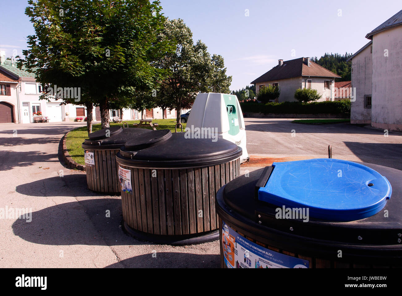 Faire le tri des conteneurs dans un petit village du Haut-Jura, France Banque D'Images