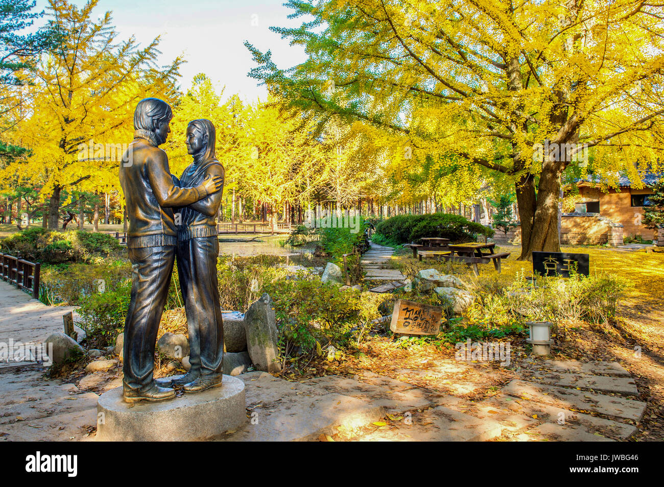 L'ÎLE DE NAMI, CORÉE - 25 OCT : la statue et les touristes à faire des photos de la beauté des paysages autour de l'Île de Nami octobre 25,2015 dans Séoul, Corée du Sud. Banque D'Images