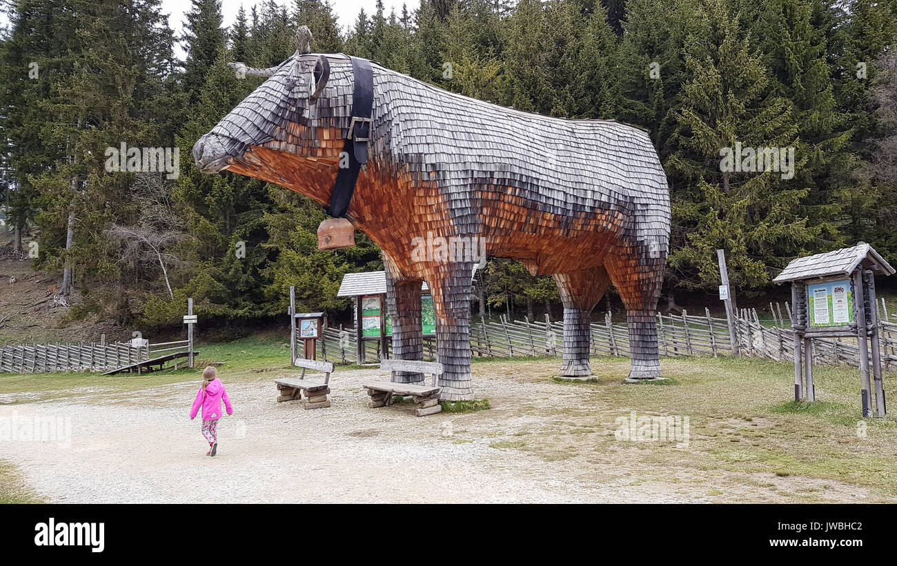 Teichalm, Autriche - 17 Avril 2017 : un gigantesque taureau en bois sur la rive du lac Banque D'Images