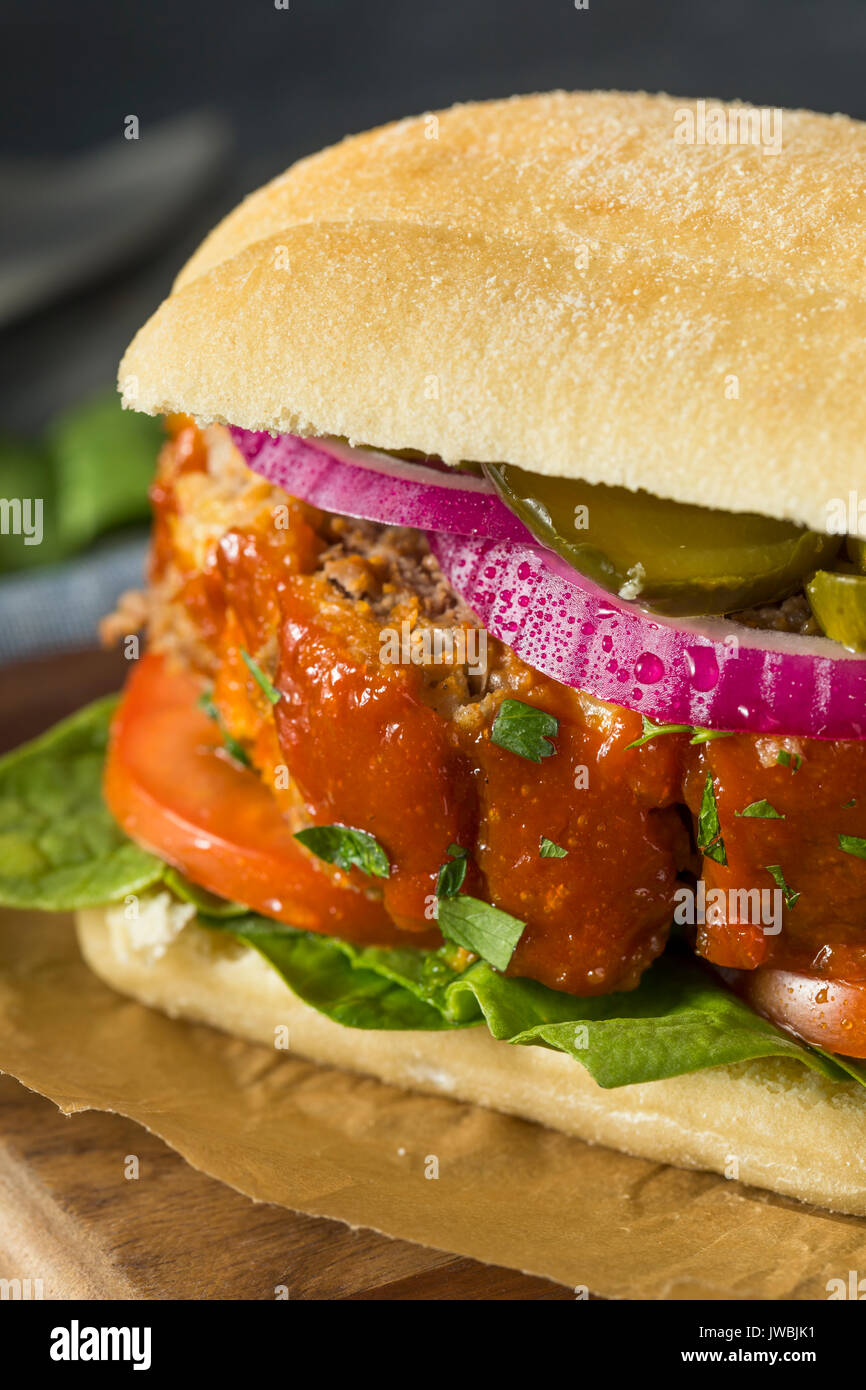 Sandwich de viande salés faits maison avec de la laitue et tomates Banque D'Images