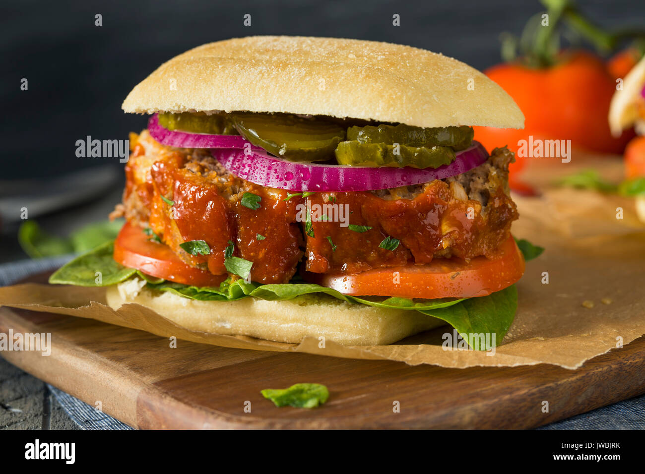 Sandwich de viande salés faits maison avec de la laitue et tomates Banque D'Images