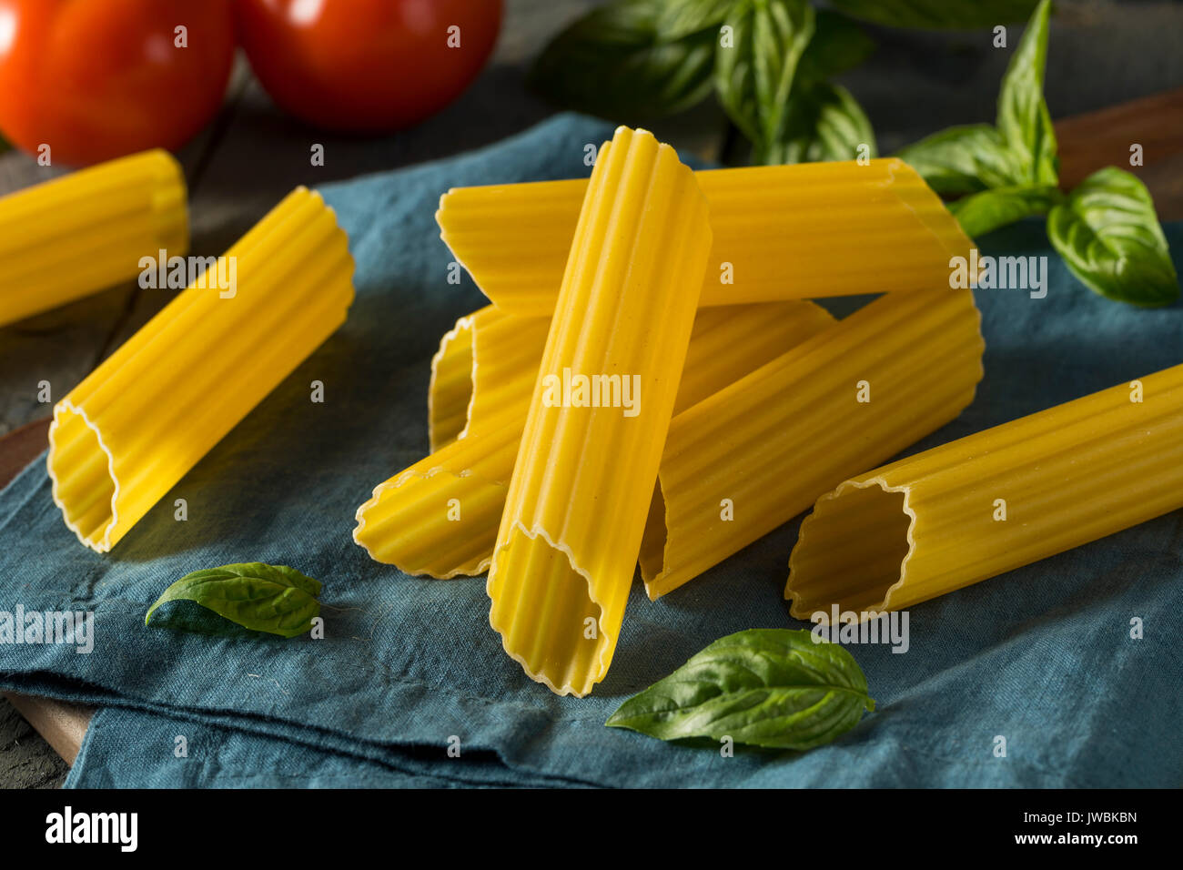Les pâtes sèches les manicotti bio au basilic et tomate Tube Banque D'Images