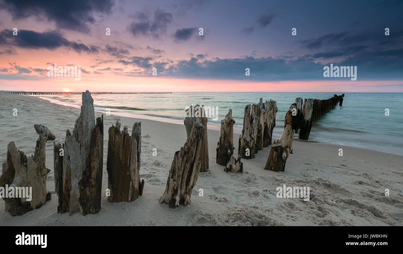 Coucher de soleil sur la plage de la mer Baltique Banque D'Images