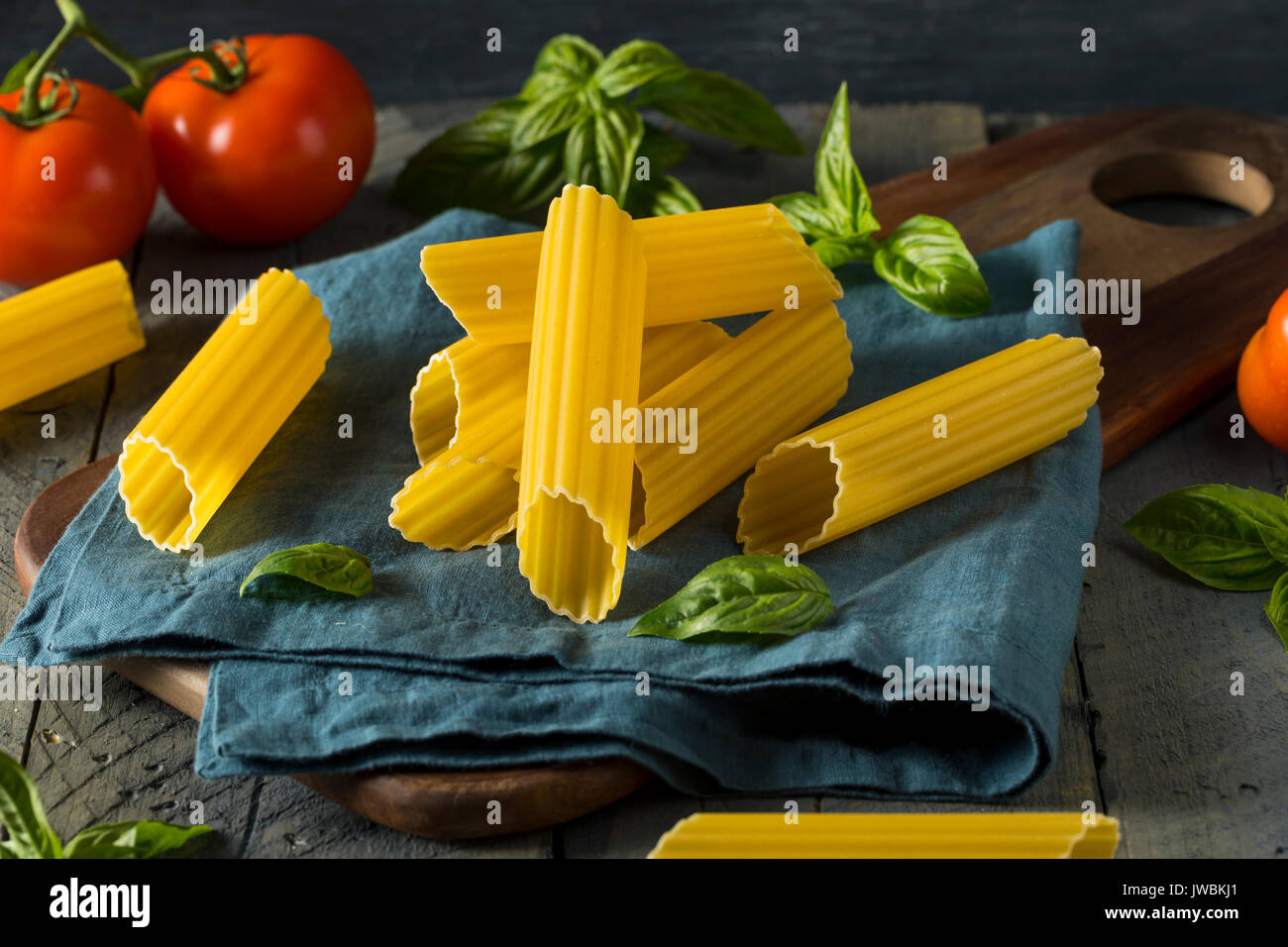 Les pâtes sèches les manicotti bio au basilic et tomate Tube Banque D'Images