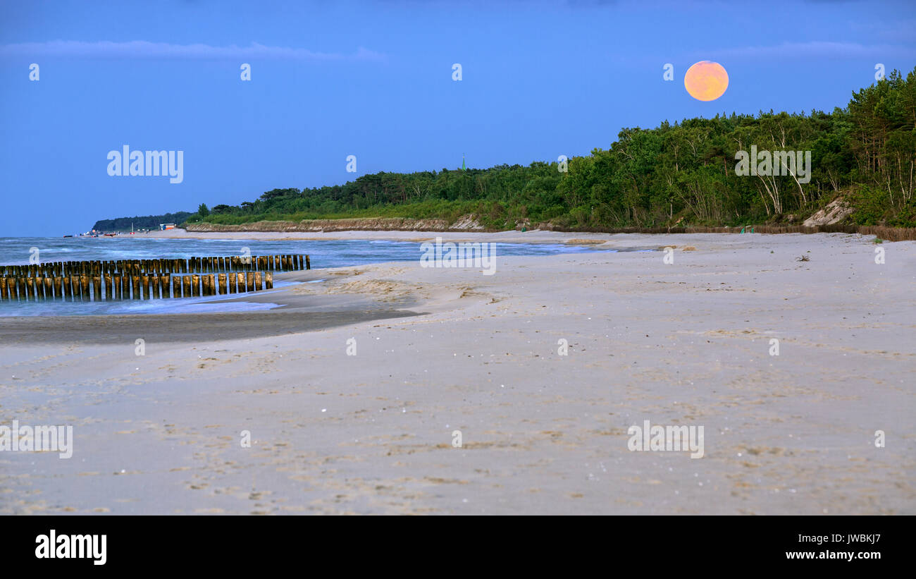 Lever sur la plage sur la mer Baltique. HDR - high dynamic range Banque D'Images