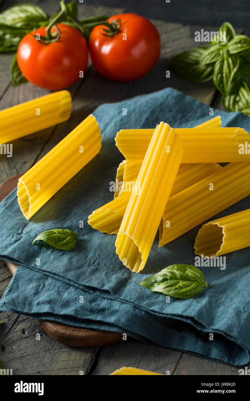 Les pâtes sèches les manicotti bio au basilic et tomate Tube Banque D'Images