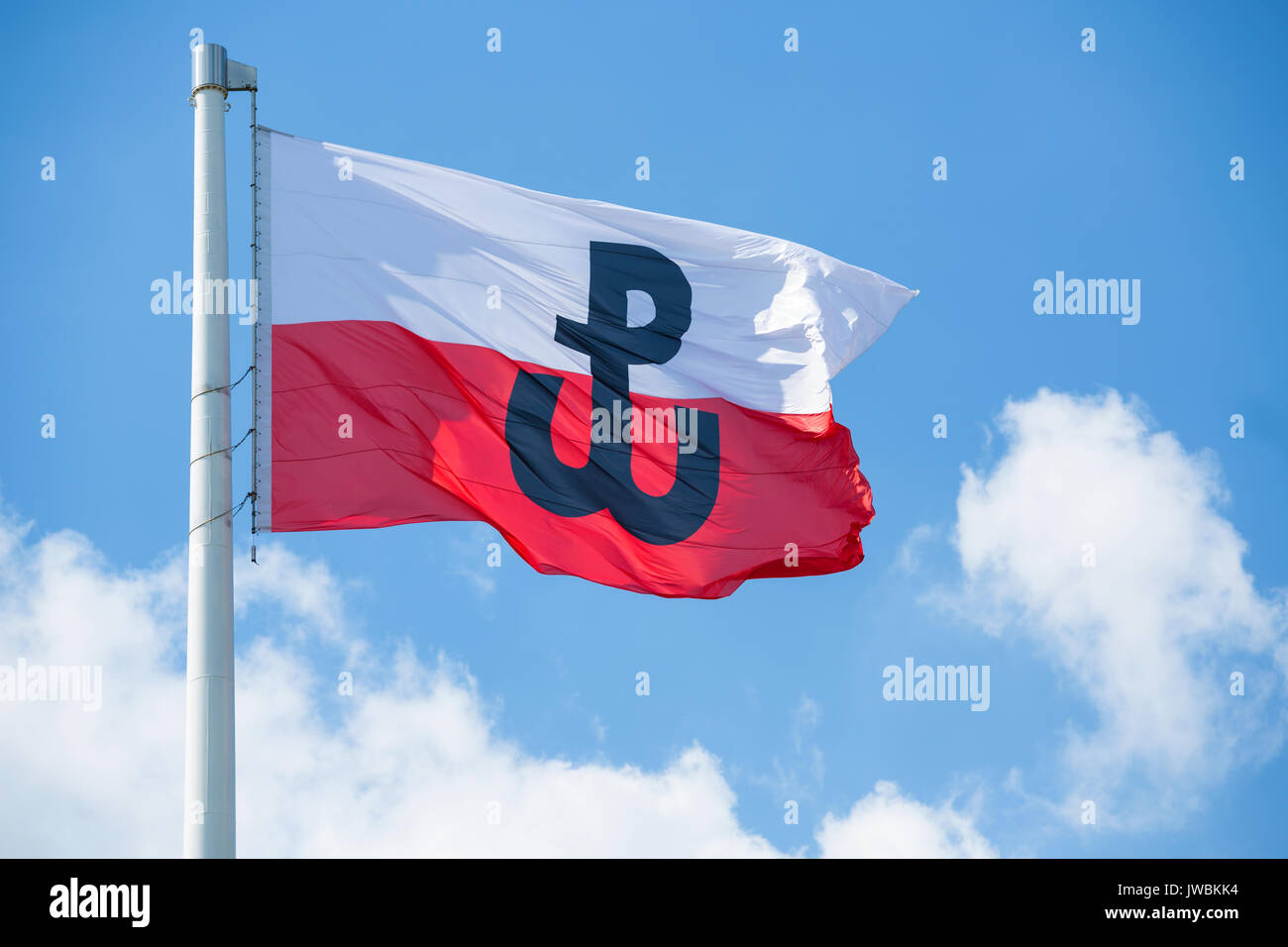 Drapeau polonais avec le symbole de la lutte contre les Polonais. Symbole de l'Insurrection de Varsovie en 1944 Banque D'Images