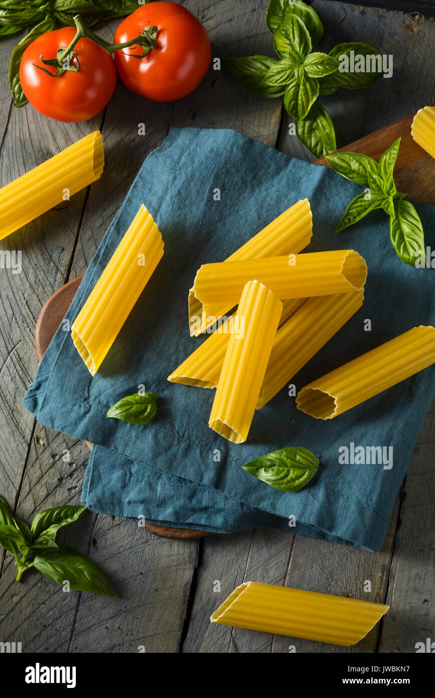 Les pâtes sèches les manicotti bio au basilic et tomate Tube Banque D'Images