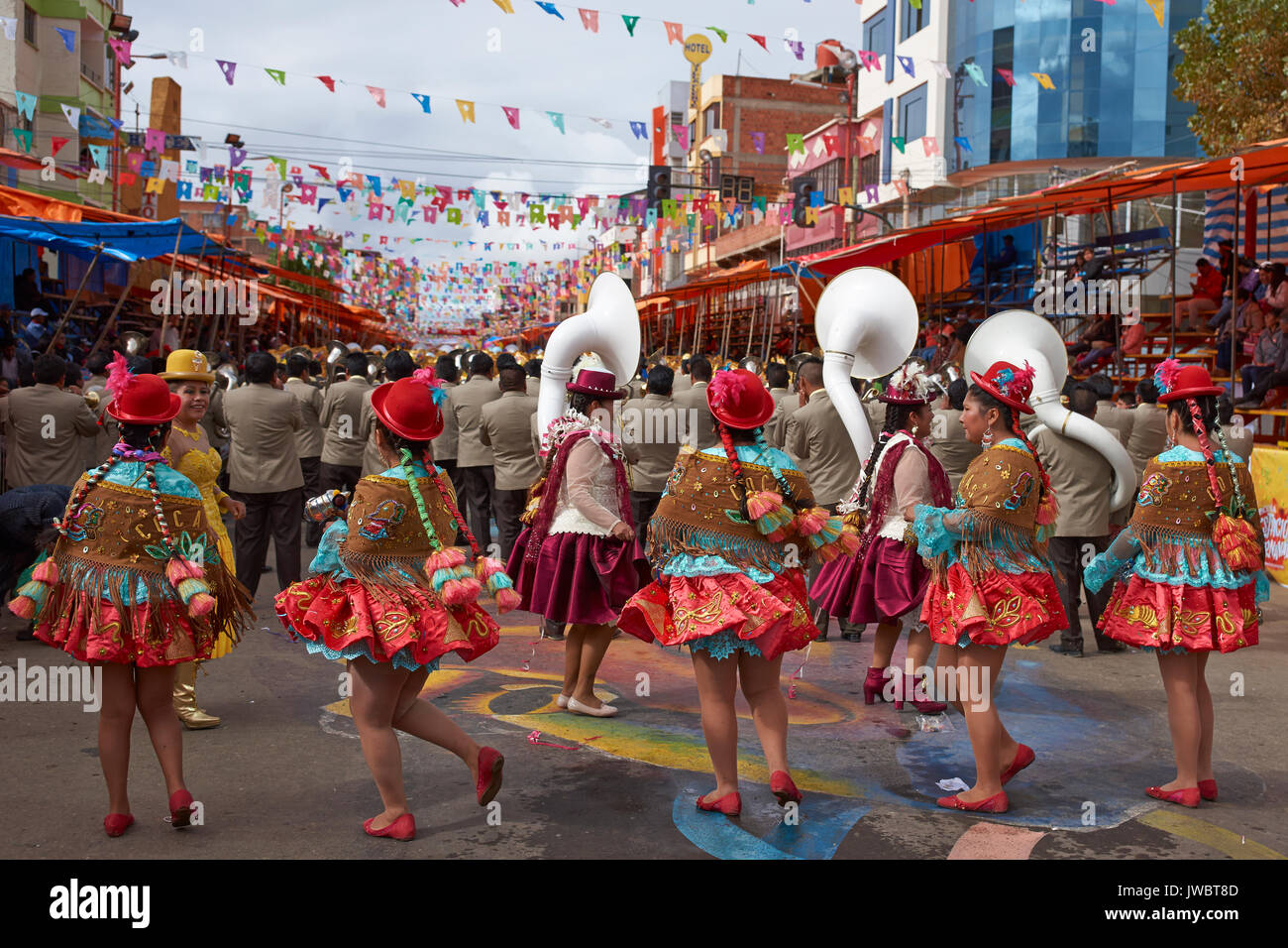 Groupe de danse de Morenada tenues colorées en défilant à travers la ville minière d'Oruro sur l'Altiplano de Bolivie, au cours de l'assemblée annuelle du carnaval d'Oruro. Banque D'Images