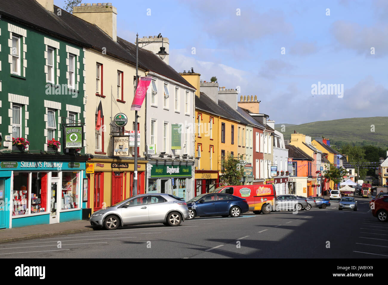 Une vue de magasins et bâtiments aux couleurs vives dans Main street, Kenmare, comté de Kerry, Irlande. Banque D'Images