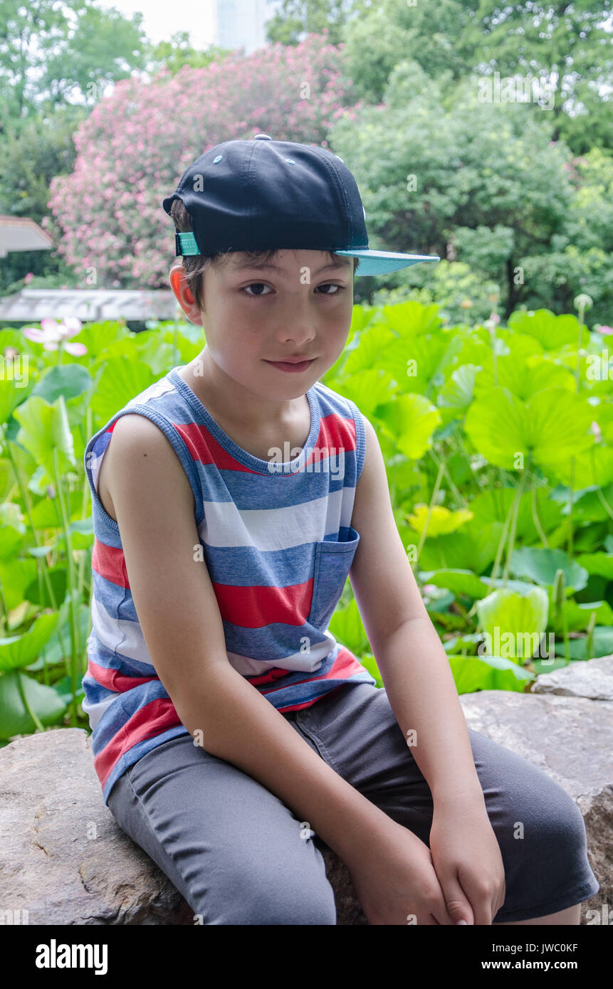 Un portrait d'un jeune garçon dans le Parc du Peuple à Shanghai, Chine. Banque D'Images