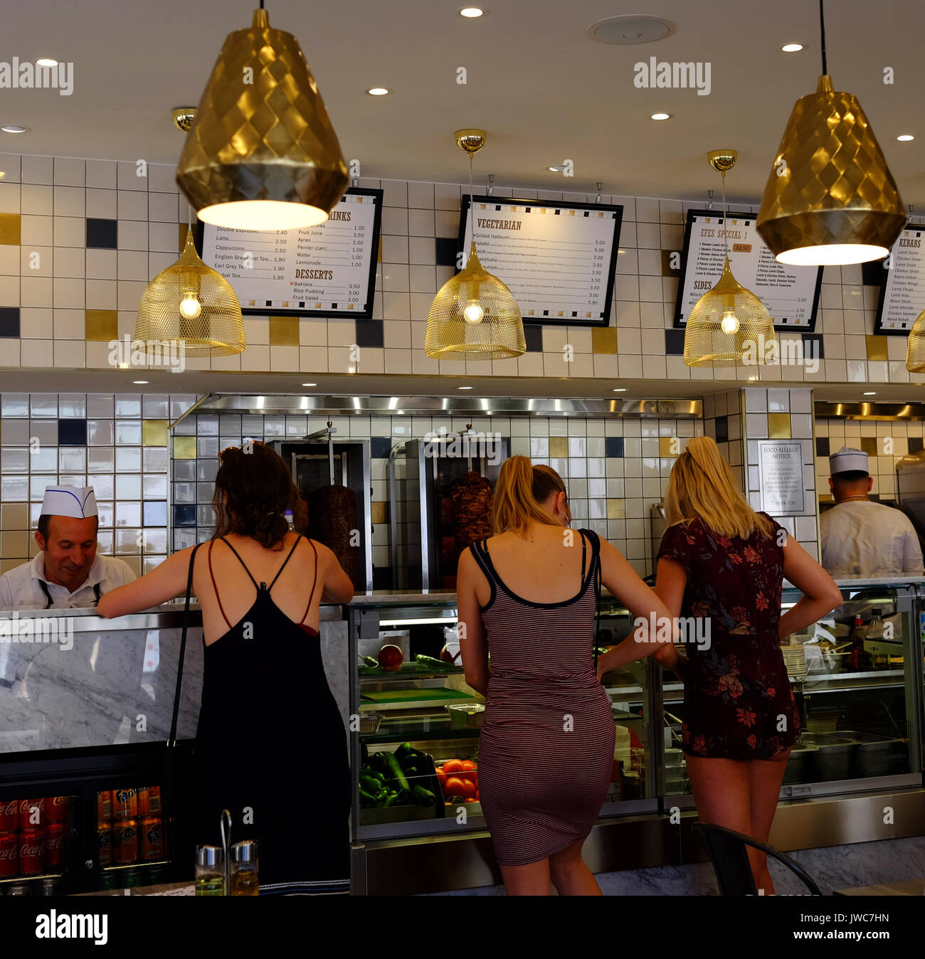 Une épicerie fine et une sandwicherie près de Brick Lane dans l'East End londonien Banque D'Images