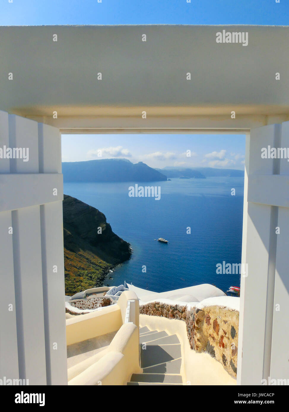 Belle Vue Mer Depuis La Porte Ouverte L Ile De Santorin Grece Photo Stock Alamy Belle Vue Mer Depuis La Porte Ouverte L Ile De Santorin Grece Photo Stock Alamy