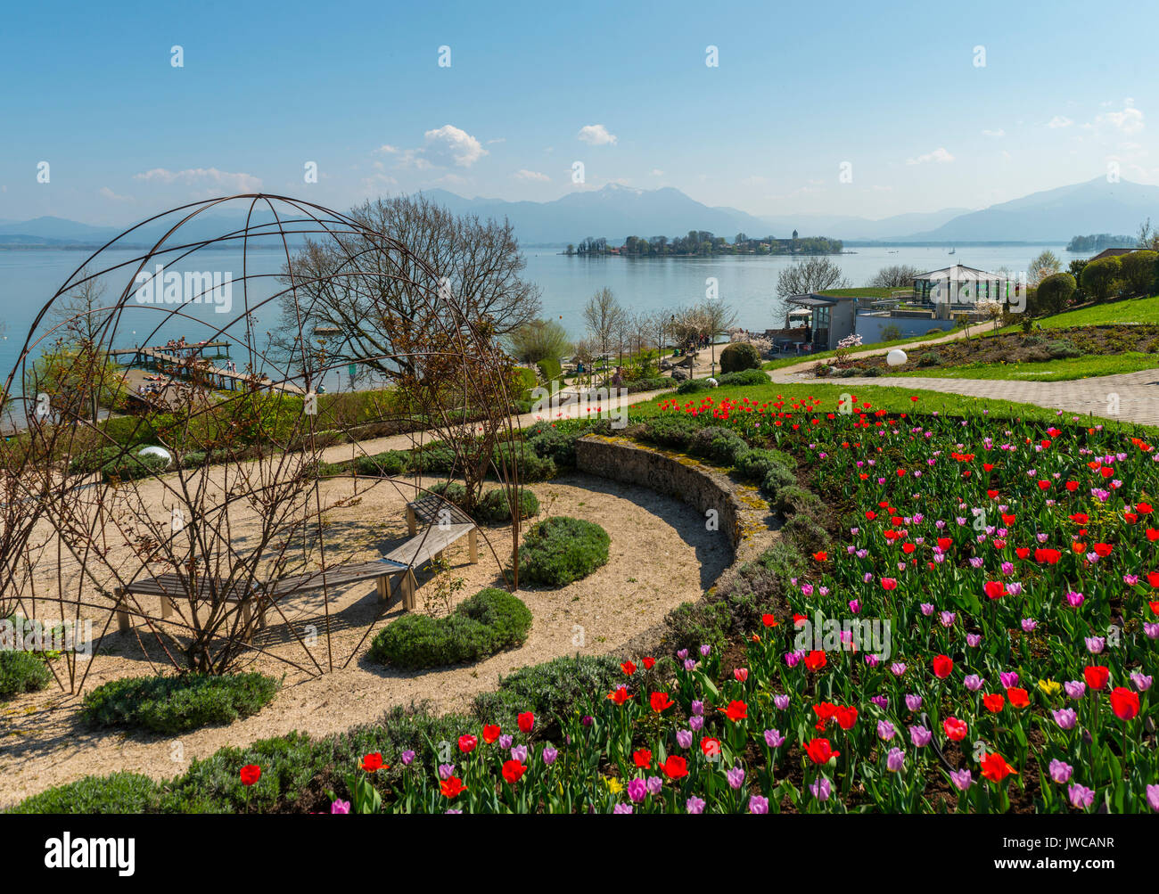 Parc avec des fleurs, Gstadt am Chiemsee, Upper Bavaria, Bavaria, Germany Banque D'Images