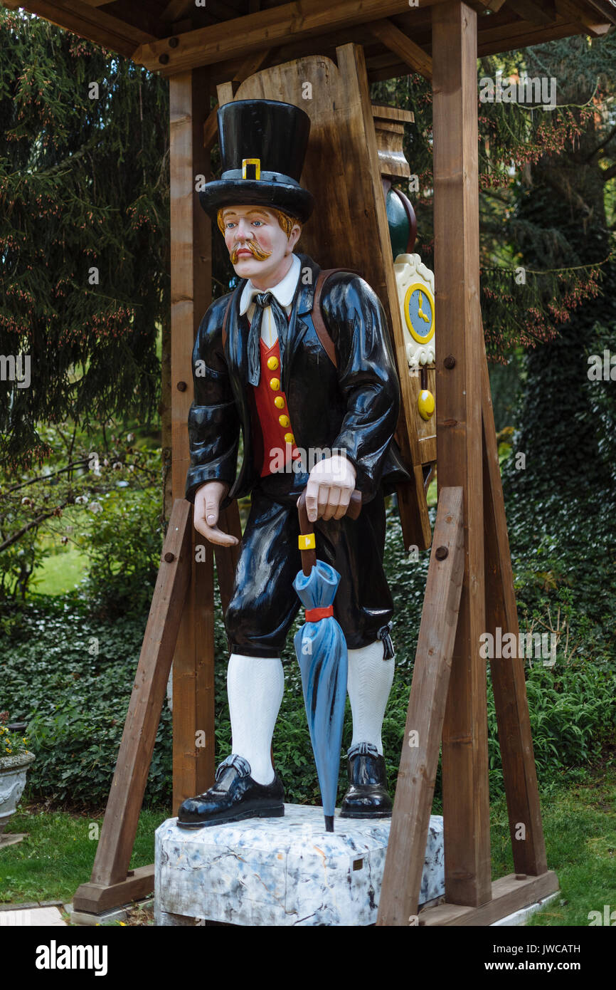 Sculpture en bois, world's largest Cuckoo Clock porteur, Triberg, Forêt Noire, Bade-Wurtemberg, Allemagne Banque D'Images