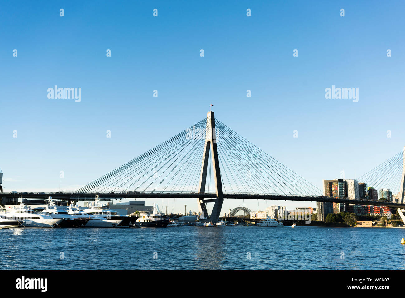 L'heure de pointe, sur le pont de l'Anzac, Sydney, Australie. Vue sur l'eau de Sydney Harbour Bridge Banque D'Images