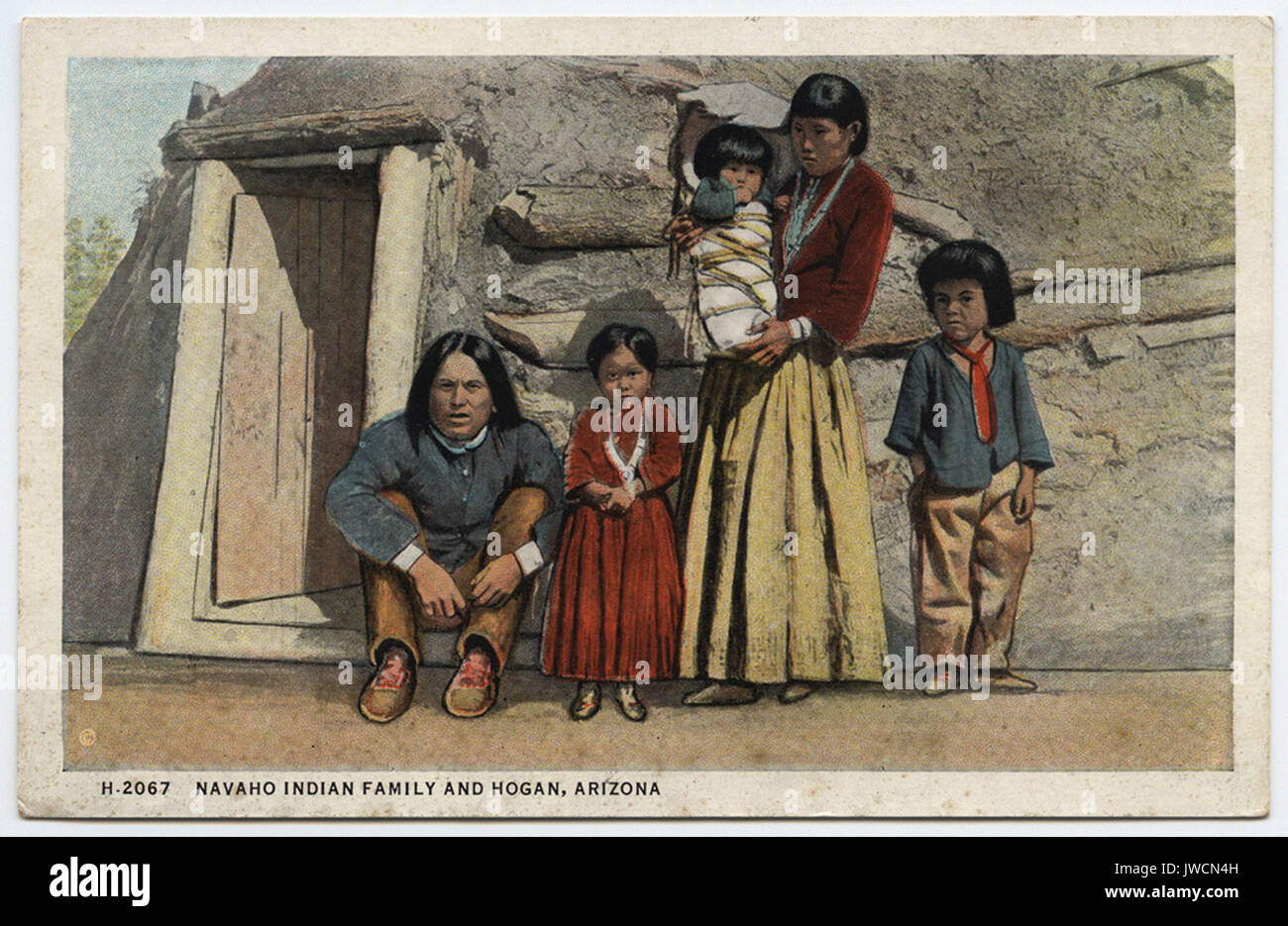 Famille d'Indiens navajos et Hogan, Arizona - American Indian Postcards Banque D'Images