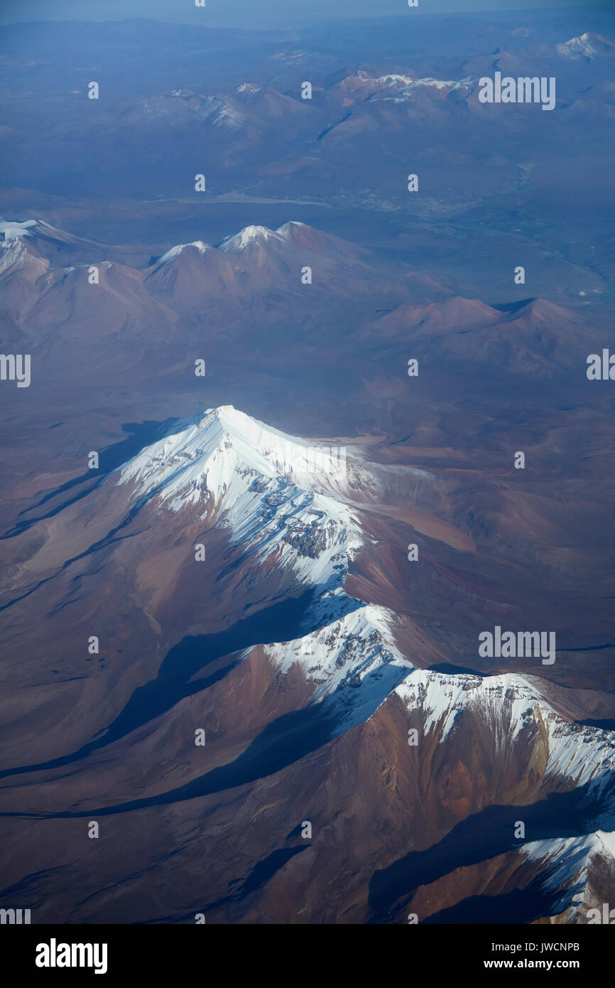 Cabaray (stratovolcan, 5869m/19,255ft), Cordillère des Andes, la Bolivie, le Chili et (en distance), l'Amérique du Sud - vue aérienne Banque D'Images Cabaray (stratovolcan, 5869m/19,255ft), Cordillère des Andes, la Bolivie, le Chili et (en distance), l'Amérique du Sud - vue aérienne Banque D'Images