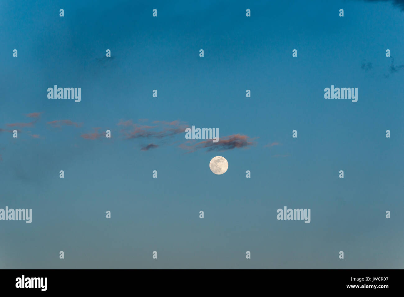 Pleine lune et nuages. Banque D'Images