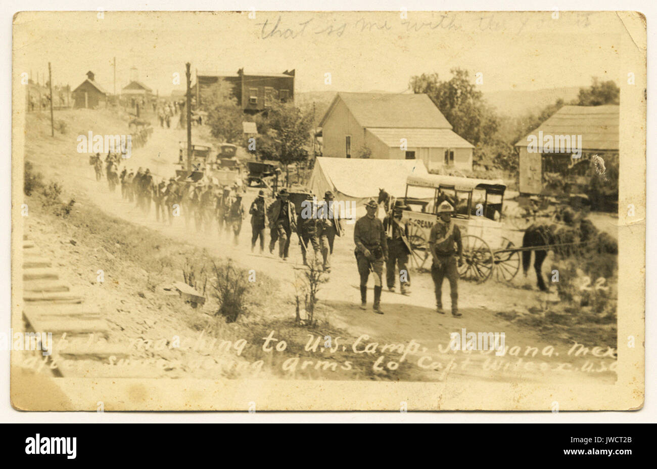 Rebelles marchant au camp américain, Tia Juana sic, le Mexique, après remise d'armes à l'armée américaine, le capitaine Wilcox - troupes de la frontière canado-américaine et la Révolution Mexicaine Banque D'Images