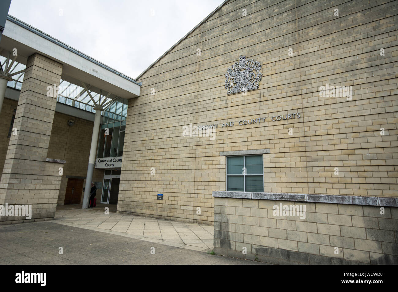 Entrée principale de Northampton Crown court avec écusson et lions à l'entrée murale Palais de justice devant panneaux de signalisation en métal Banque D'Images