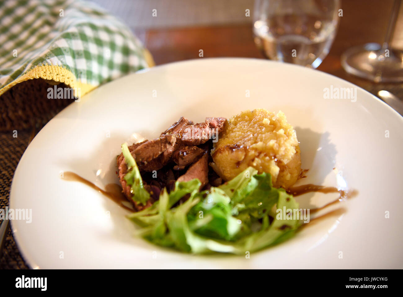 Déjeuner léger de boeuf servis lors d'une dégustation de vins au Kabaj Morel Guest House winery à Slovrenc 34070 Brda Slovénie Banque D'Images