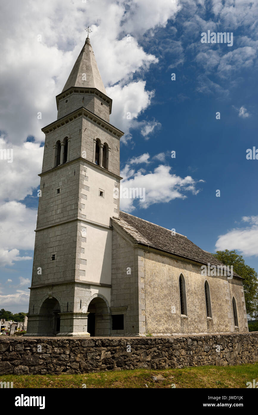 Pierres naturelles, toit de l'église de la Sainte Croix dans la paroisse de Tomaj à côté d'un cimetière à Kriz Sezana Slovénie Banque D'Images