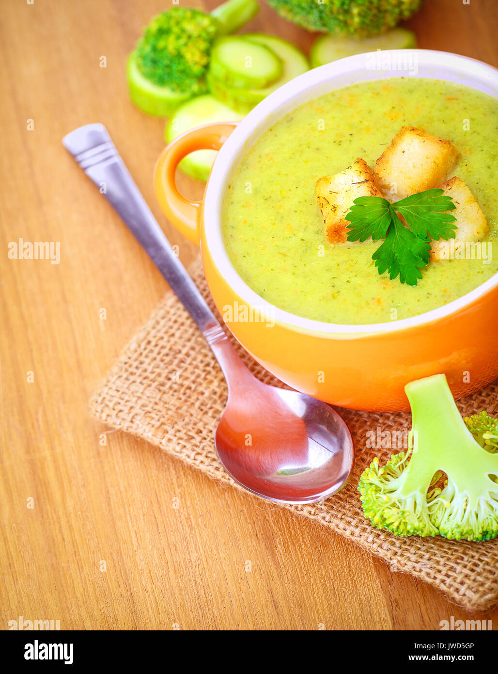 Le brocoli délicieux et courgettes soupe crème de persil purée avec des craquelins et servi sur la serviette de toile, de savoureux plats de saison, la nourriture végétarienne, saine Banque D'Images