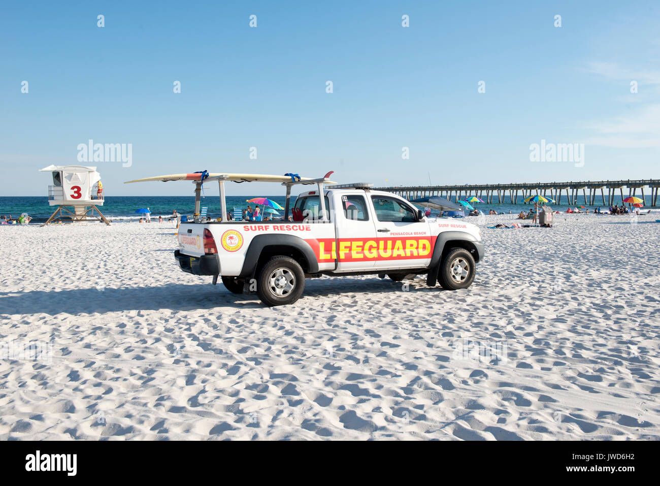 Un Pensacola Beach sauveteur sauvetage chariot se trouve dans le sable le long de Pensacola Beach, Floride Banque D'Images