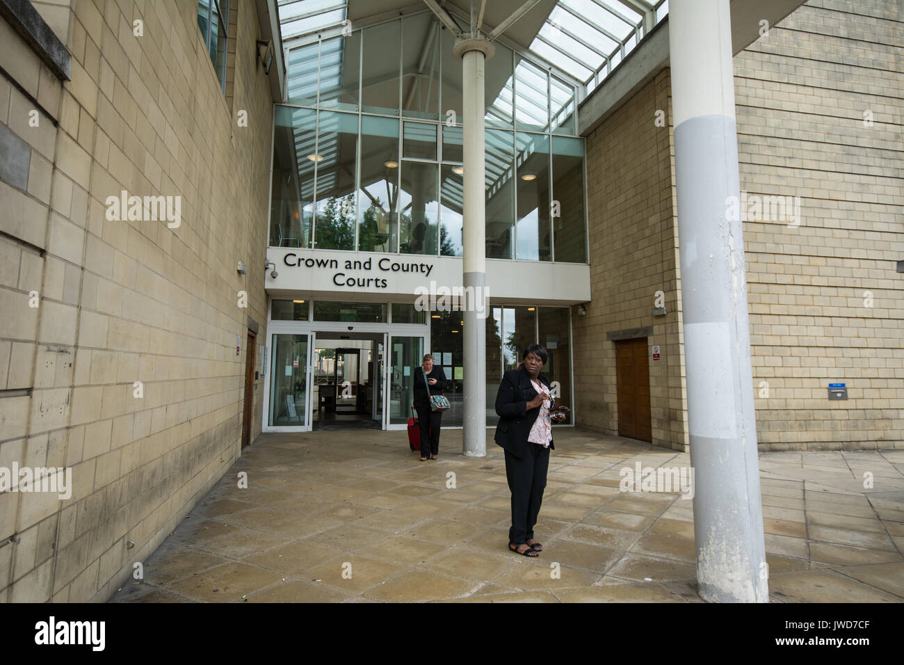 Northampton Crown court entrée avant et piliers verre toit avocat avec case pilier piliers noir africain personne à l'extérieur de la justice pénale arrestation Banque D'Images
