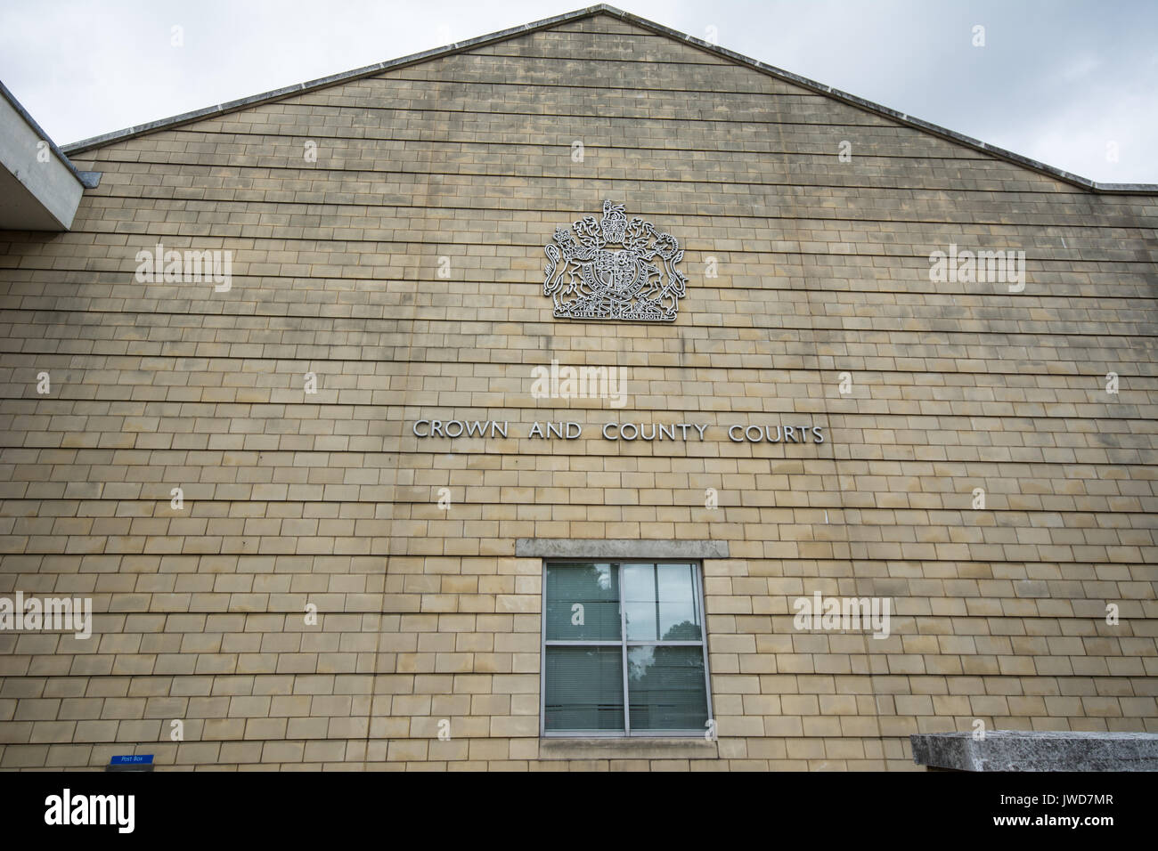 Northampton Crown court Ladys Lane panneau mural et écusson avec des lions panneaux Crest lions fenêtre lions à l'extérieur de la prison juge juges Barristers Banque D'Images