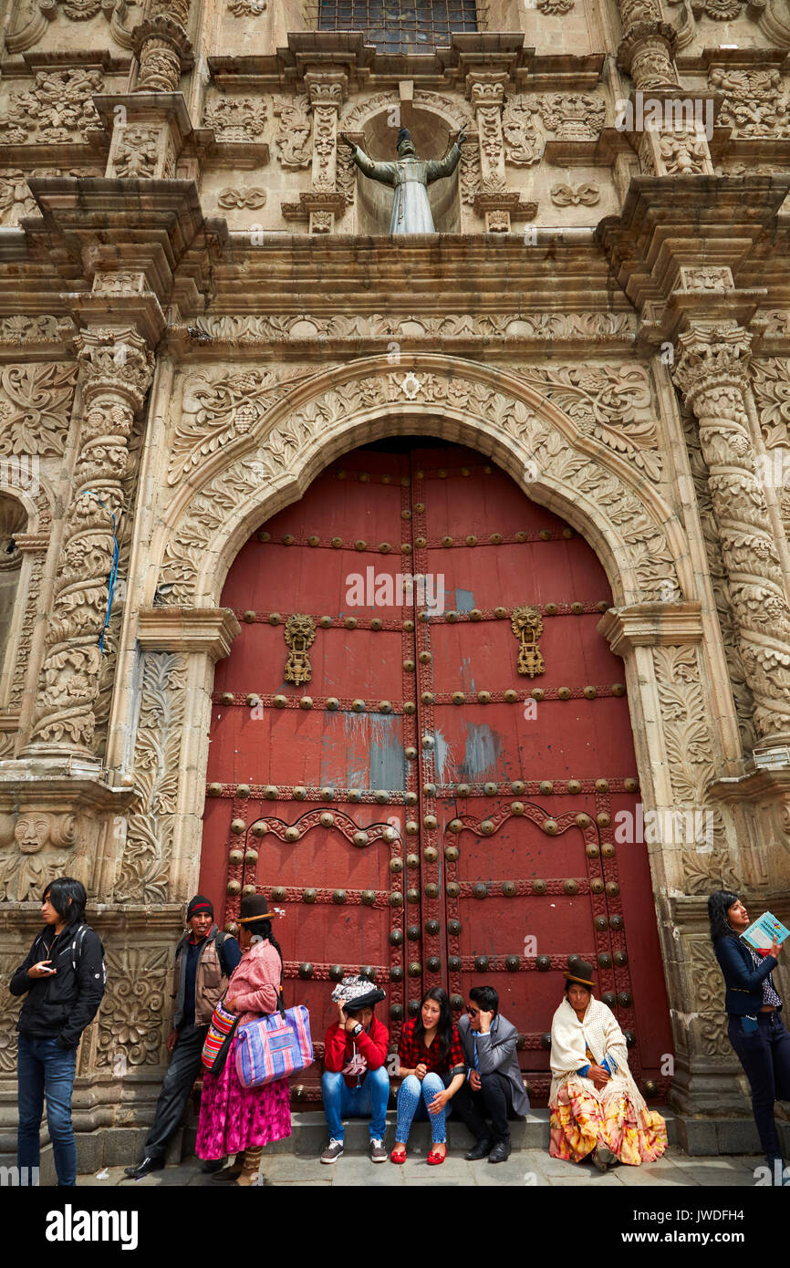 Les boliviens et la porte avant de la Basilique de San Francisco, la Plaza Mayor, La Paz, Bolivie, Amérique du Sud Banque D'Images