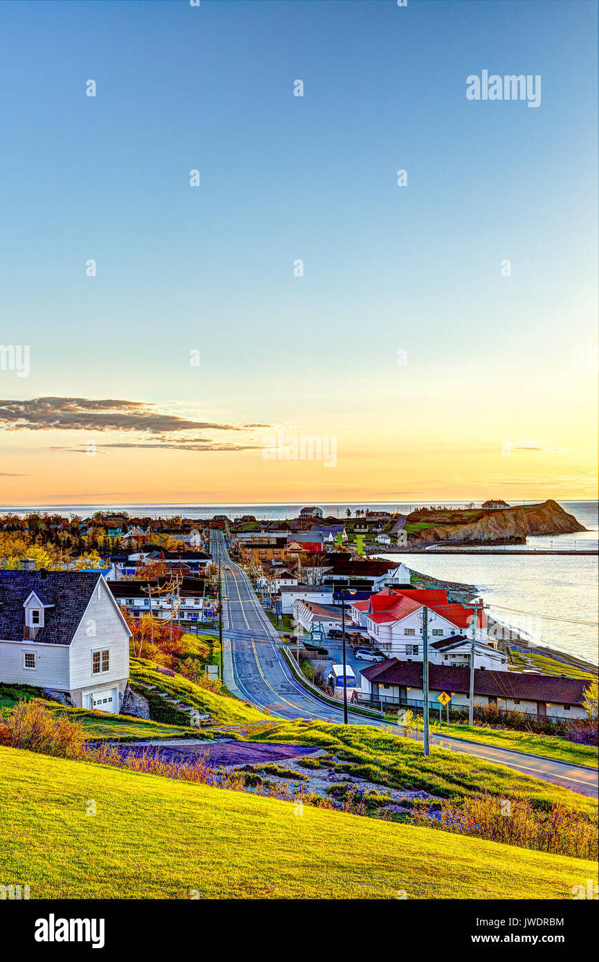 Percé, Gaspésie, Québec, Canada, région de la Gaspésie avec cityscape pendant le lever du soleil Banque D'Images
