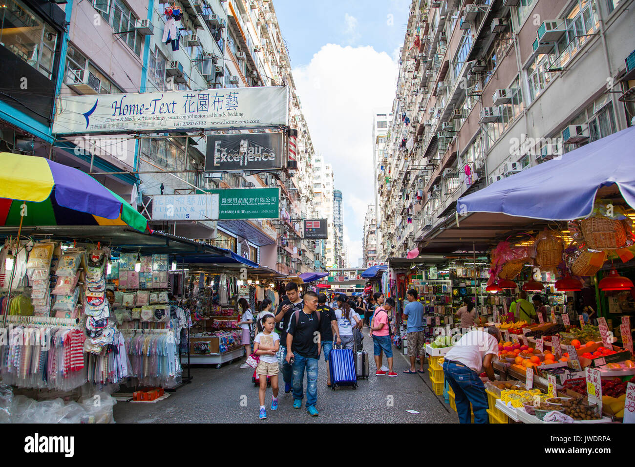 HONG KONG - Juillet 10, 2017 : Fa Yuen Street à Mong Kok est une rue populaire marché où les visiteurs d'acheter des vêtements à la mode, bon marché, homewares Banque D'Images