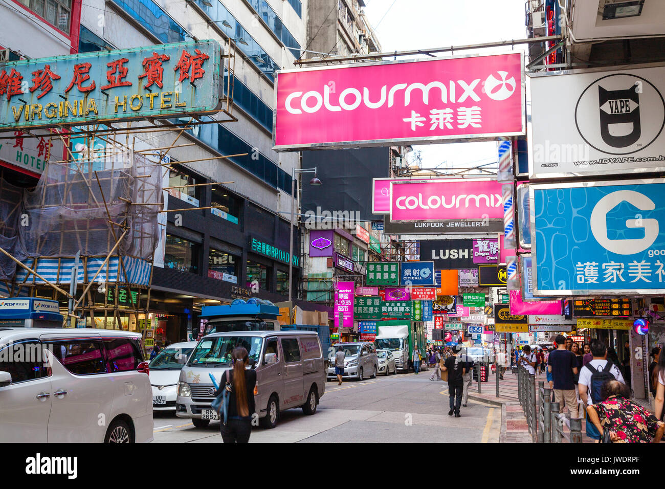 HONG KONG - Juillet 10, 2017 : Sai Yeung Choi Street à Mong Kok est un endroit populaire où les visiteurs aller au magasin bon marché pour l'électronique grand public et de l'ordinateur Banque D'Images