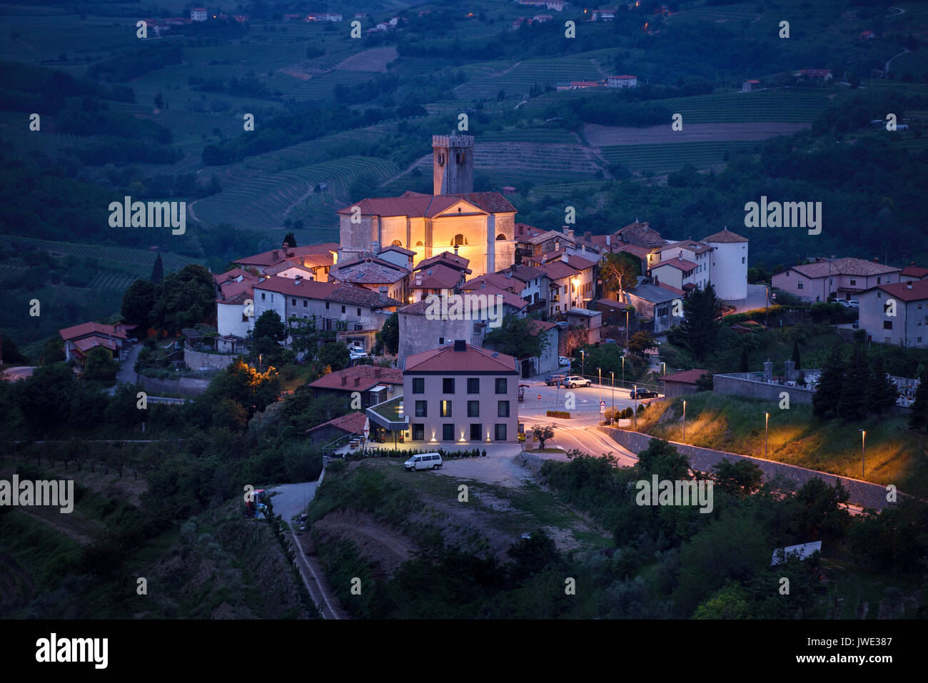 Monument du patrimoine culturel du village médiéval Smartno Brda Slovénie à l'aube avec l'église Saint Martin et tours fortifiées et des murs Banque D'Images