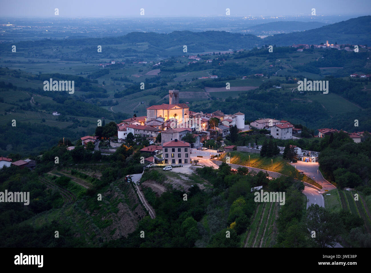 Village perché médiéval de Smartno Brda Slovénie, à l'aube dans l'Hôtel Gorizia Hills avec Saint Martin, église et village de Medana ville lumières italiennes Banque D'Images