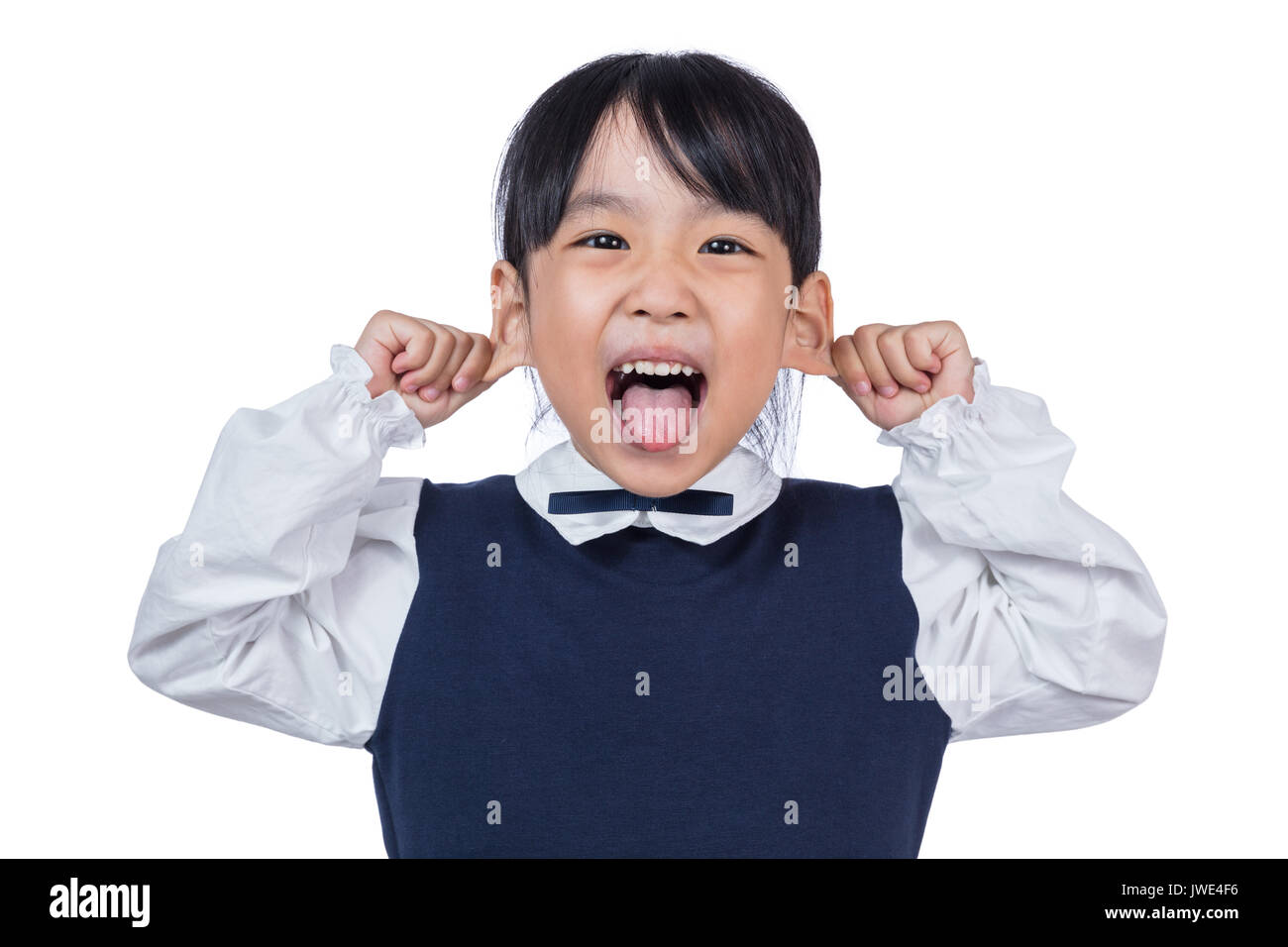 Petite fille asiatique chinois tirant les oreilles et en faisant une grimace  en isolé sur fond blanc Photo Stock - Alamy