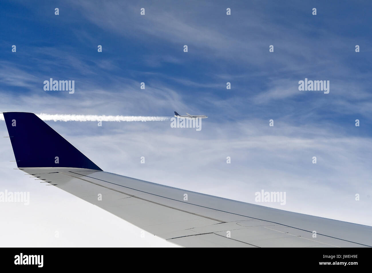 Paire d'avions dans le ciel bleu avec des traînées de vapeur Banque D'Images Paire d'avions dans le ciel bleu avec des traînées de vapeur Banque D'Images