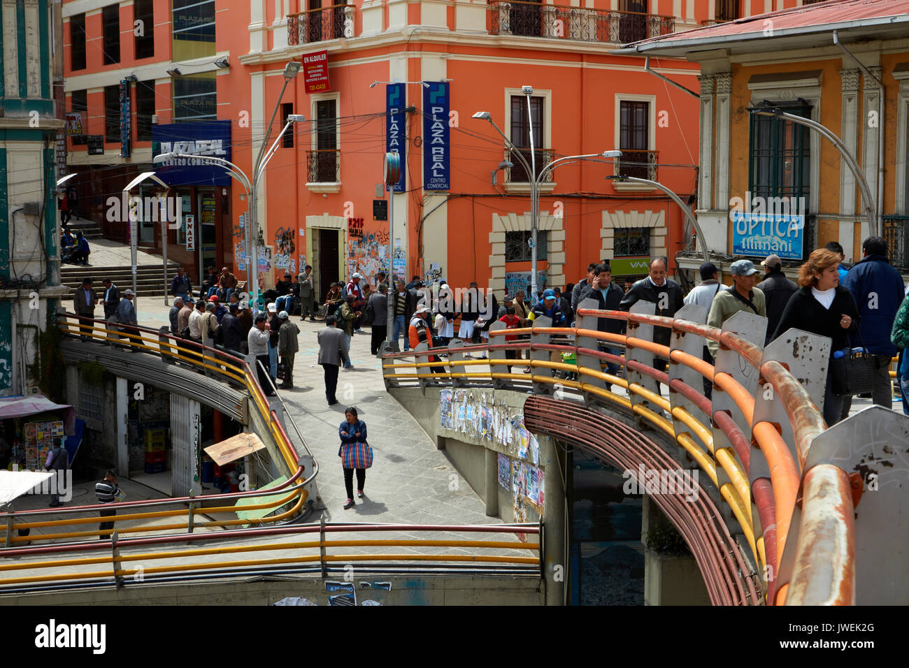 Passerelle pour piétons entre Avenida Perez Velasco, La Paz, Bolivie, Amérique du Sud Banque D'Images