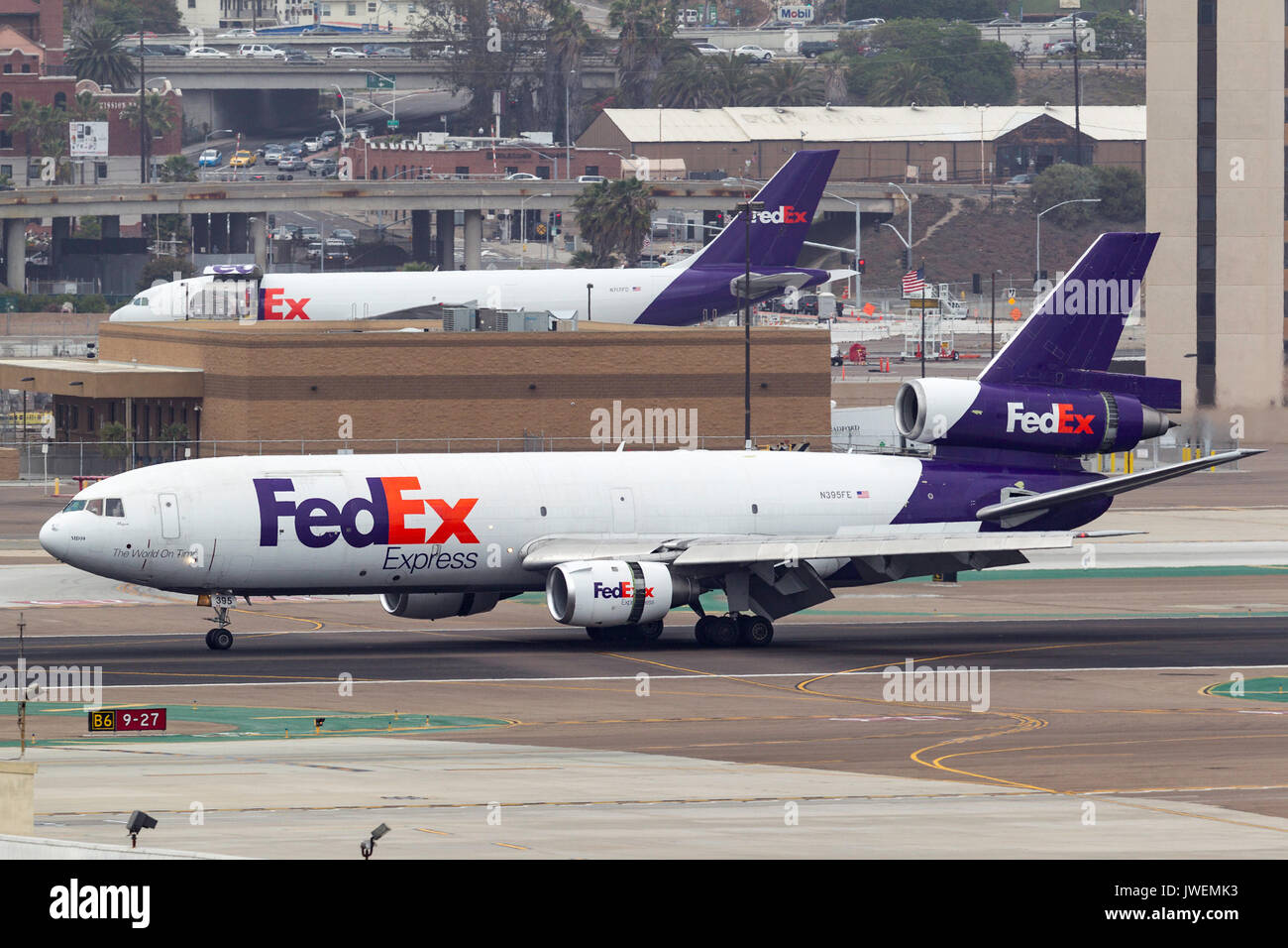 Federal express (FEDEX) Mcdonnell douglas md-10-10f n395fe arrivant à l'aéroport international de San Diego. Banque D'Images